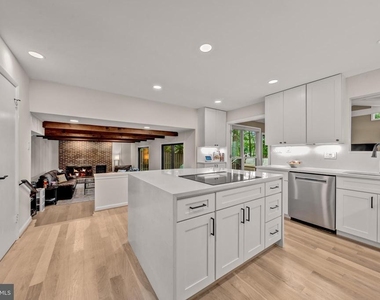 6706 Pine Creek Court - Photo Thumbnail 9