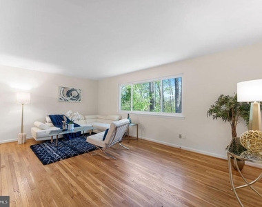 8459 Thames Street - Photo Thumbnail 5