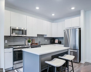 503-29 N Columbus Boulevard - Photo Thumbnail 1
