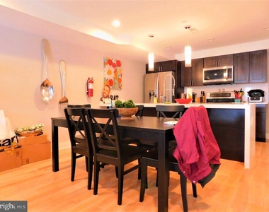 922 N 17th Street - Photo Thumbnail 3