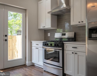 2930 Nicholas Street - Photo Thumbnail 3