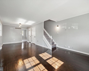 725 Mt Vernon Avenue - Photo Thumbnail 4