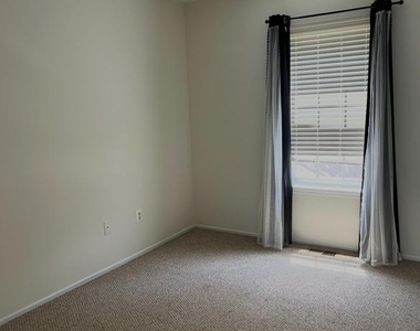 6 Stuyvesant Court - Photo Thumbnail 8