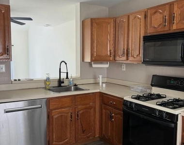 6 Stuyvesant Court - Photo Thumbnail 2