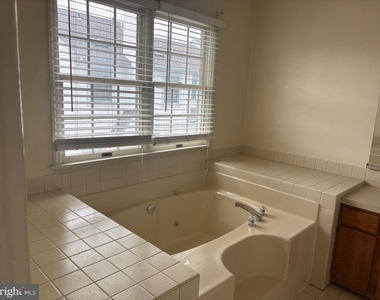 114 Carriage Lane - Photo Thumbnail 15