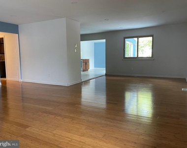 802 Salem Court - Photo Thumbnail 10