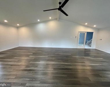 802 Salem Court - Photo Thumbnail 7