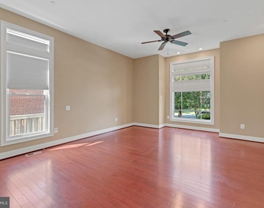 7607 Newmarket Drive - Photo Thumbnail 9