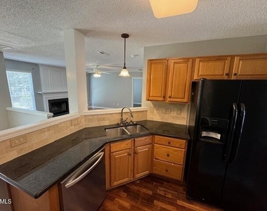 102 Alice Court - Photo Thumbnail 6