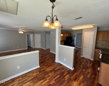 102 Alice Court - Photo Thumbnail 9