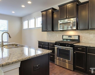 213 Begen Street - Photo Thumbnail 3