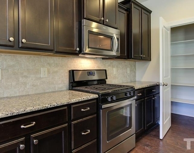 213 Begen Street - Photo Thumbnail 2