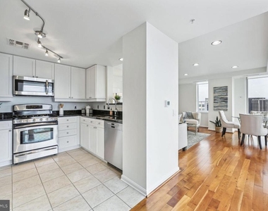 930 Wayne Avenue - Photo Thumbnail 13