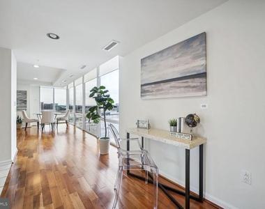 930 Wayne Avenue - Photo Thumbnail 4