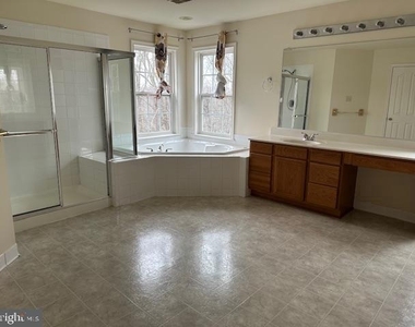 2198 Oak Forest Drive - Photo Thumbnail 5