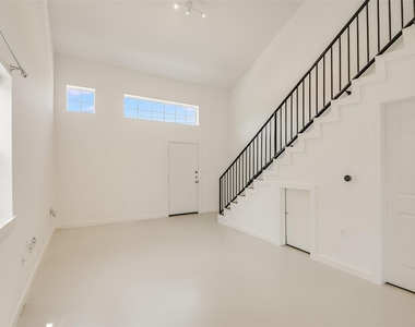 2200 Rosewood Ave - Photo Thumbnail 6