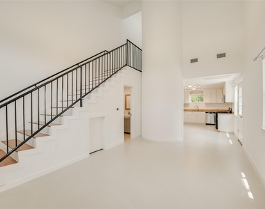 2200 Rosewood Ave - Photo Thumbnail 5