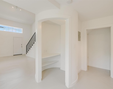 2200 Rosewood Ave - Photo Thumbnail 9