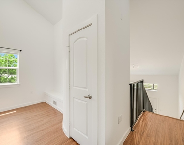 2200 Rosewood Ave - Photo Thumbnail 3
