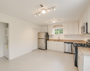 2200 Rosewood Ave - Photo Thumbnail 7