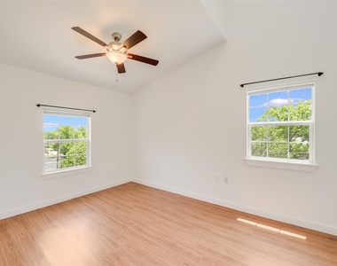2200 Rosewood Ave - Photo Thumbnail 1