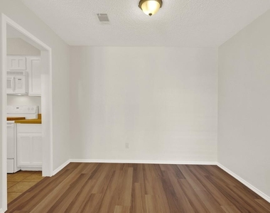 1202 Thorpe Ln - Photo Thumbnail 11