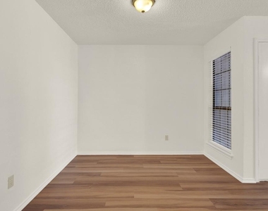 1202 Thorpe Ln - Photo Thumbnail 9