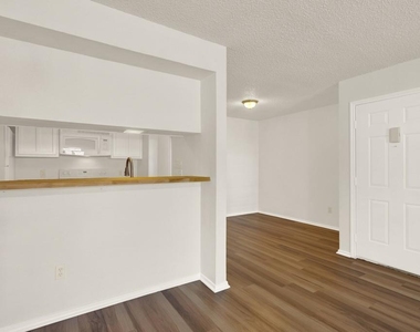 1202 Thorpe Ln - Photo Thumbnail 7