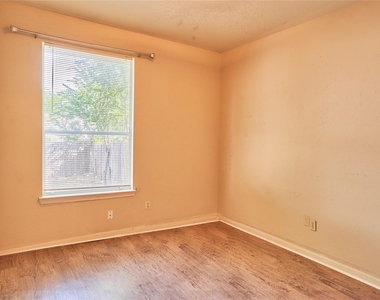508 Gregory Ct - Photo Thumbnail 8