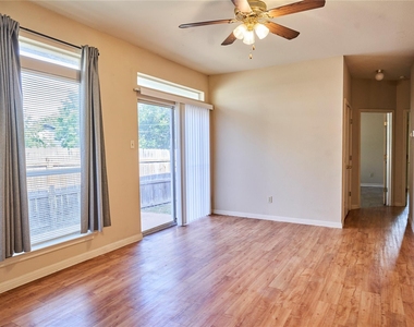 508 Gregory Ct - Photo Thumbnail 5