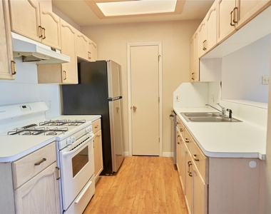 508 Gregory Ct - Photo Thumbnail 3