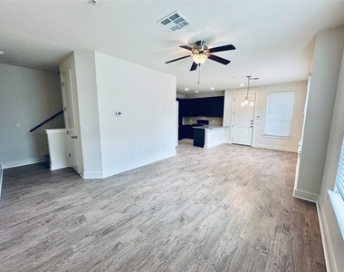 2216 Creekside Ln - Photo Thumbnail 13