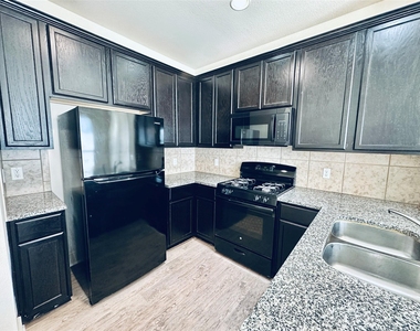 2216 Creekside Ln - Photo Thumbnail 6