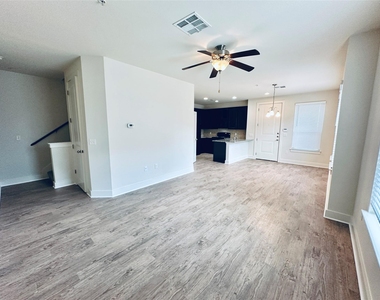 2216 Creekside Ln - Photo Thumbnail 12
