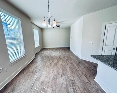 2216 Creekside Ln - Photo Thumbnail 1