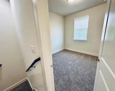 2216 Creekside Ln - Photo Thumbnail 22