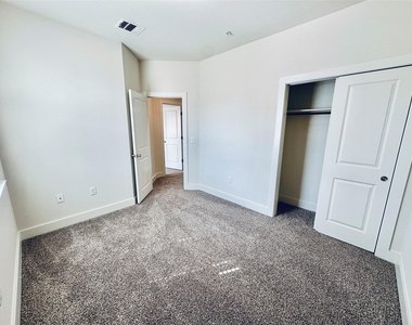2216 Creekside Ln - Photo Thumbnail 27