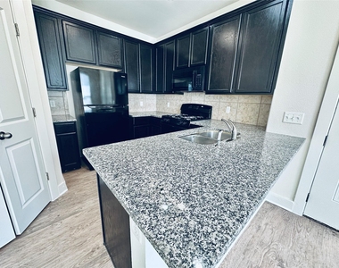 2216 Creekside Ln - Photo Thumbnail 3