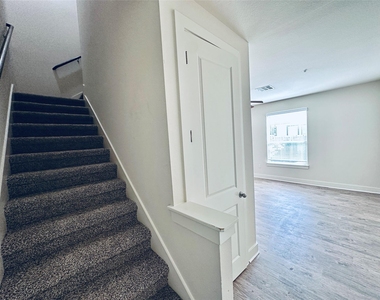 2216 Creekside Ln - Photo Thumbnail 17