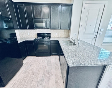 2216 Creekside Ln - Photo Thumbnail 5