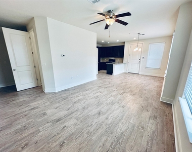 2216 Creekside Ln - Photo Thumbnail 11