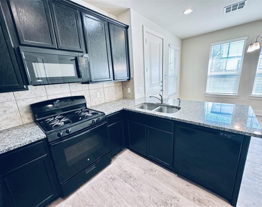 2216 Creekside Ln - Photo Thumbnail 7