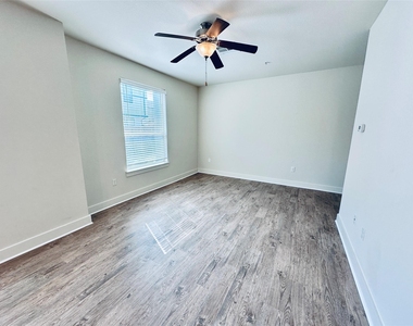 2216 Creekside Ln - Photo Thumbnail 10
