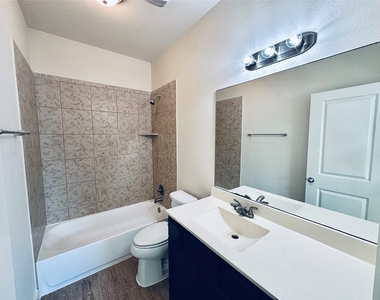 2216 Creekside Ln - Photo Thumbnail 18