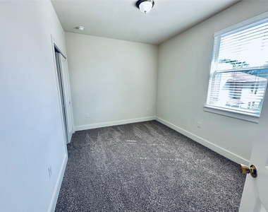 2216 Creekside Ln - Photo Thumbnail 26