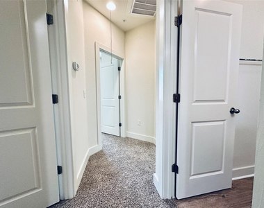 2216 Creekside Ln - Photo Thumbnail 19