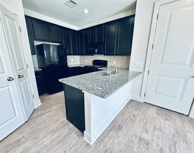 2216 Creekside Ln - Photo Thumbnail 4