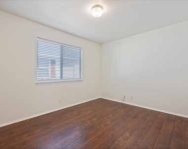108 Loryn Dr - Photo Thumbnail 6