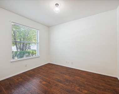 108 Loryn Dr - Photo Thumbnail 7