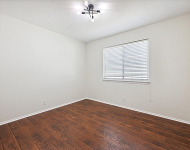 108 Loryn Dr - Photo Thumbnail 5